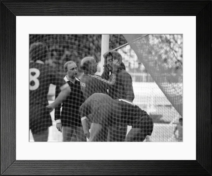 Framed Print : Manchester City 0 v. Liverpool 5. April 1982 MF06-25-025 Local Caption Division 1