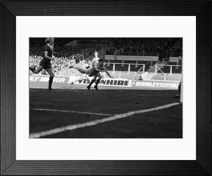 Framed Print : Manchester City 0 v. Liverpool 5. April 1982 MF06-25-006 Local Caption Division 1