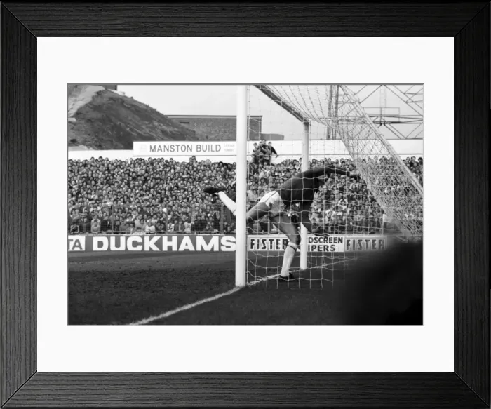 Framed Print : Leeds United 0 v. Manchester United 0. April 1982 MF06-22-004 Local Caption Framed Print : Leeds United 0 v. Manchester United 0. April 1982 MF06-22-004 Local Caption
