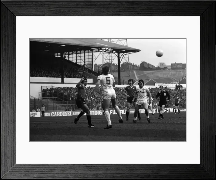 Framed Print : Leeds United 0 v. Manchester United 0. April 1982 MF06-22-117 Local Caption