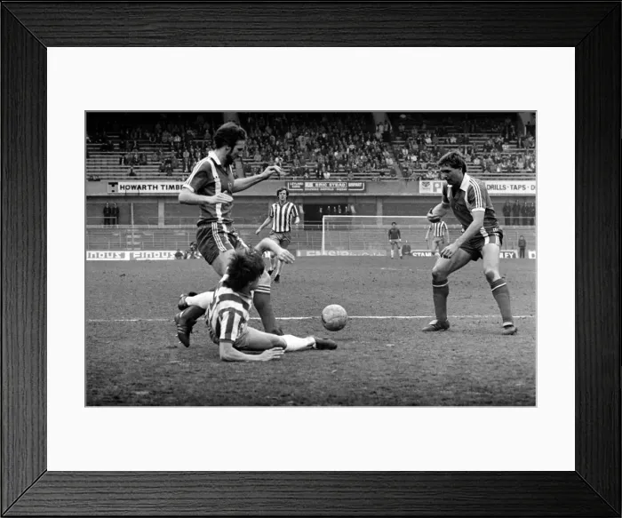 Framed Print : Sheffield Wed. 2 v. Leyton Orient 0. March 1982 MF06-21-044 Local Caption Framed Print : Sheffield Wed. 2 v. Leyton Orient 0. March 1982 MF06-21-044 Local Caption