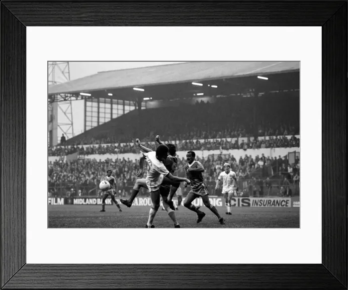Framed Print : English League Division One match at Elland Road. Leeds United 1 v Notts County 0 Framed Print : English League Division One match at Elland Road. Leeds United 1 v Notts County 0