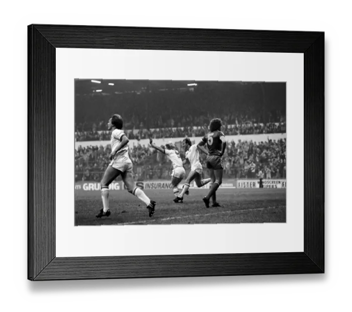 Framed Print : English League Division One match at Elland Road. Leeds United 1 v Notts County 0 Framed Print : English League Division One match at Elland Road. Leeds United 1 v Notts County 0