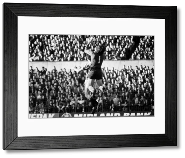 Framed Print : Manchester United 2 v. Notts. County 1. Division 1 Football. October 1981 MF04-12-017 Framed Print : Manchester United 2 v. Notts. County 1. Division 1 Football. October 1981 MF04-12-017