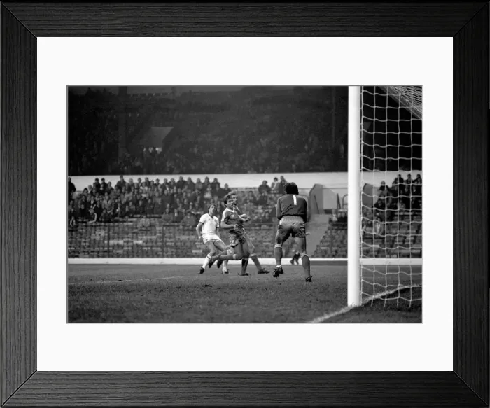 Framed Print : English League Division One match at Elland Road. Leeds United 1 v Notts County 0 Framed Print : English League Division One match at Elland Road. Leeds United 1 v Notts County 0