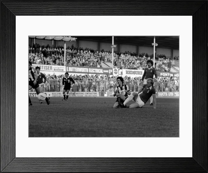 Framed Print : Oldham 3 v. Newcastle United 1. Division 2 Football October 1981 MF04-13-117