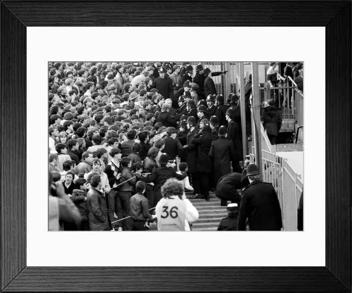 Framed Print : English FA Cup Fourth Round match at Highbury. Arsenal 1 v Leeds United 1 Framed Print : English FA Cup Fourth Round match at Highbury. Arsenal 1 v Leeds United 1
