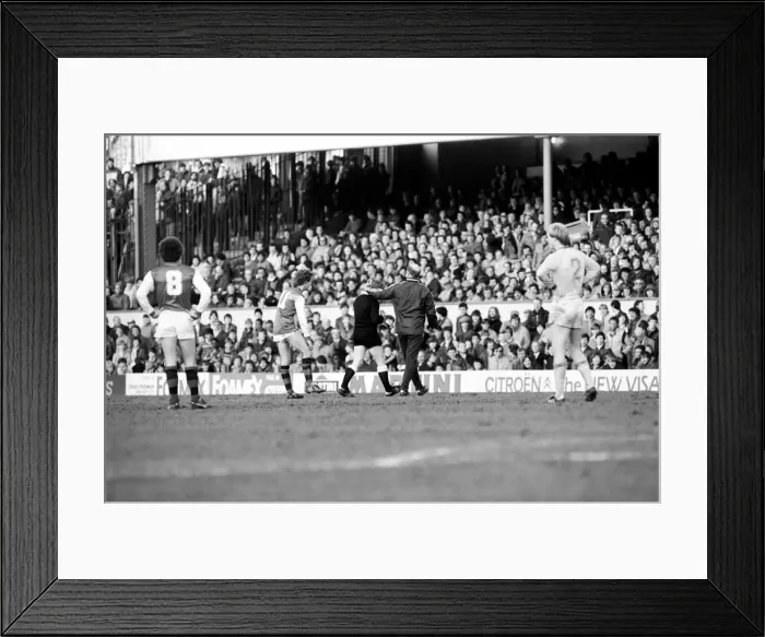 Framed Print : English FA Cup Fourth Round match at Highbury. Arsenal 1 v Leeds United 1 Framed Print : English FA Cup Fourth Round match at Highbury. Arsenal 1 v Leeds United 1