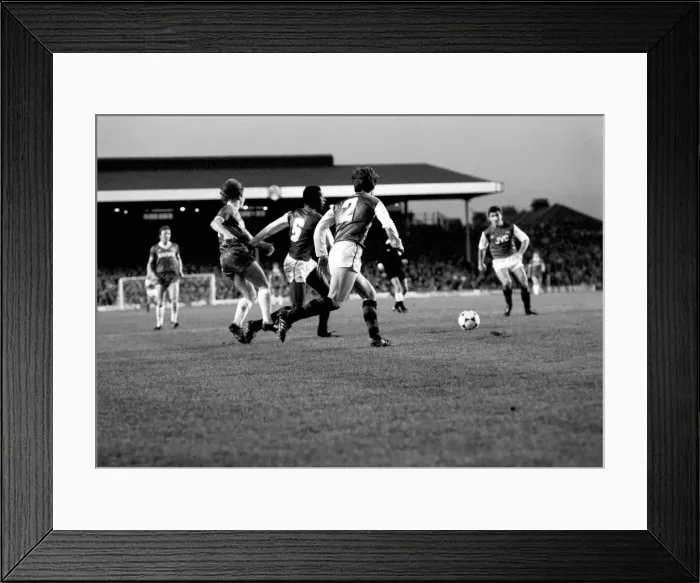 Framed Print : English League Division One match at Highbury. Arsenal 1 v Everton 1 Framed Print : English League Division One match at Highbury. Arsenal 1 v Everton 1