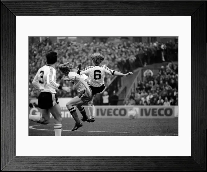 Framed Print : English League Division One match at Vicarage Road. Watford 0 v Manchester United 1 Framed Print : English League Division One match at Vicarage Road. Watford 0 v Manchester United 1