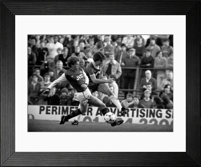 Framed Print : English League Division One match at Highbury. Arsenal 1 v Everton 1 Framed Print : English League Division One match at Highbury. Arsenal 1 v Everton 1