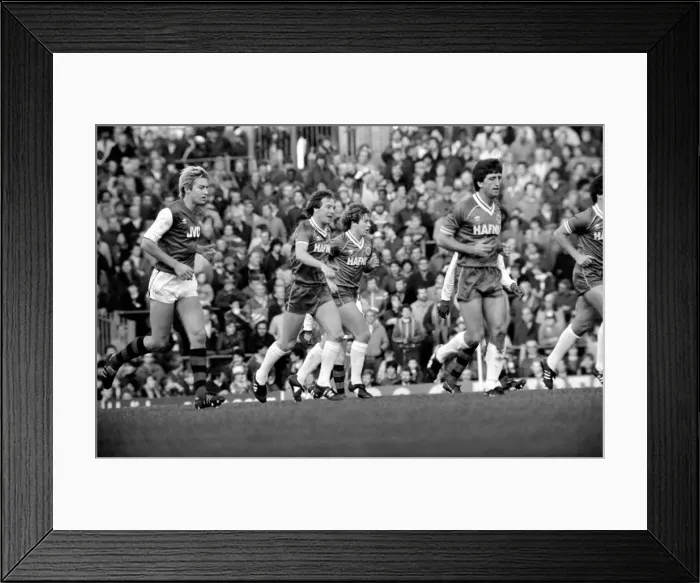 Framed Print : English League Division One match at Highbury. Arsenal 1 v Everton 1