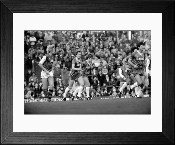 Framed Print : English League Division One match at Highbury. Arsenal 1 v Everton 1 Framed Print : English League Division One match at Highbury. Arsenal 1 v Everton 1