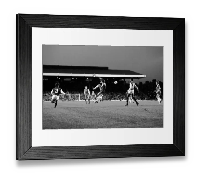 Framed Print : English League Division One match at Highbury. Arsenal 1 v Everton 1