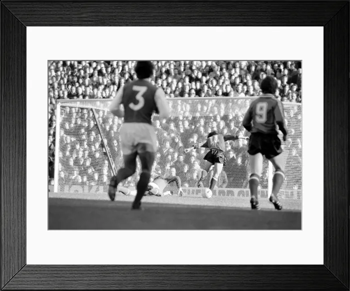 Framed Print : Division 1 football. Arsenal 2 v. Sunderland 2. October 1980 LF04-44-096