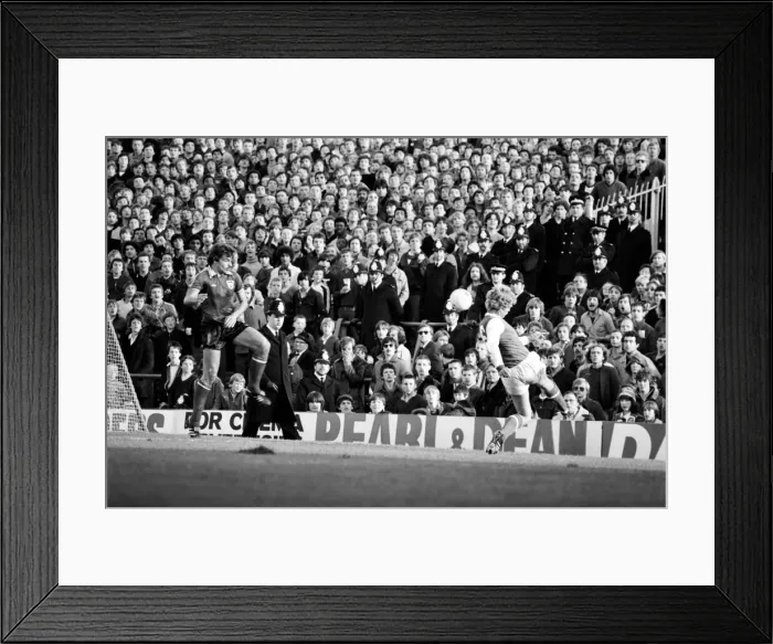 Framed Print : Division 1 football. Arsenal 2 v. Sunderland 2. October 1980 LF04-44-120
