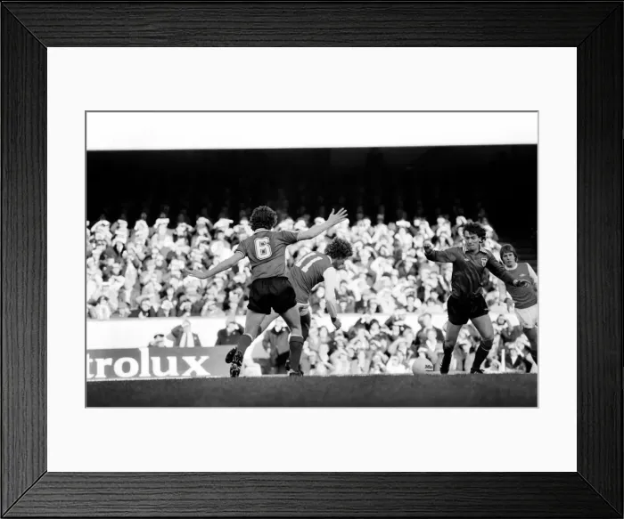 Framed Print : Division 1 football. Arsenal 2 v. Sunderland 2. October 1980 LF04-44-048 Framed Print : Division 1 football. Arsenal 2 v. Sunderland 2. October 1980 LF04-44-048