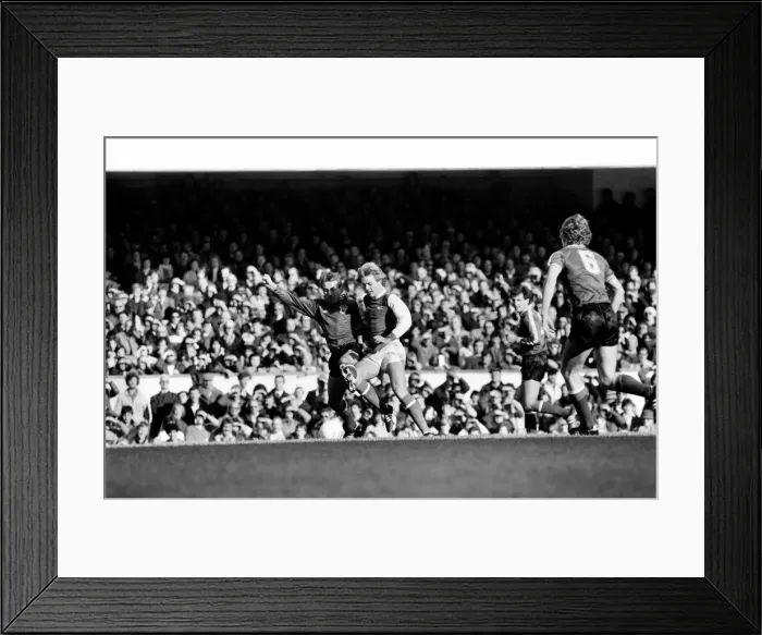 Framed Print : Division 1 football. Arsenal 2 v. Sunderland 2. October 1980 LF04-44-062 Framed Print : Division 1 football. Arsenal 2 v. Sunderland 2. October 1980 LF04-44-062