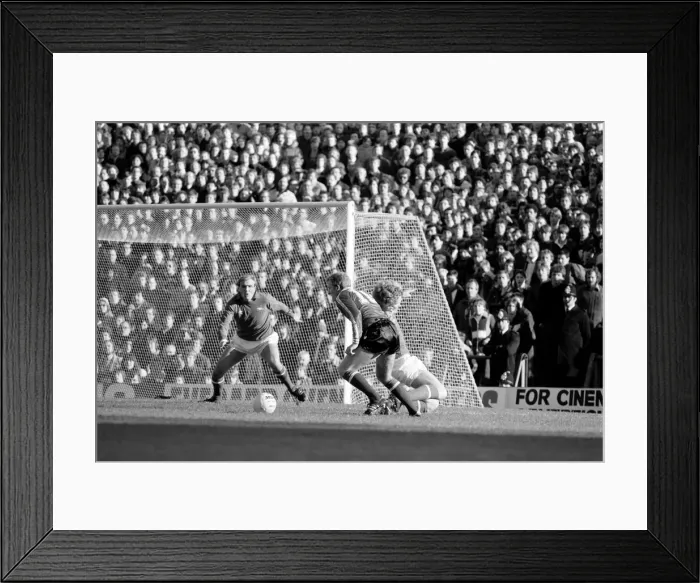 Framed Print : Division 1 football. Arsenal 2 v. Sunderland 2. October 1980 LF04-44-057