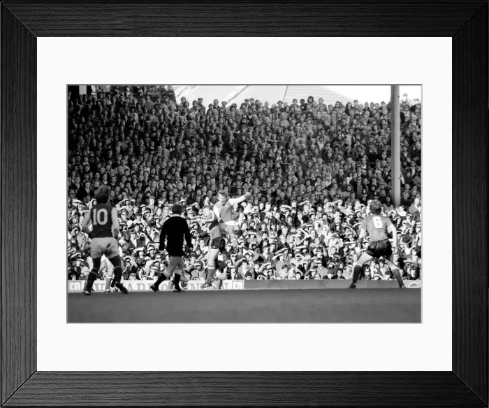 Framed Print : Division 1 football. Arsenal 2 v. Sunderland 2. October 1980 LF04-44-117