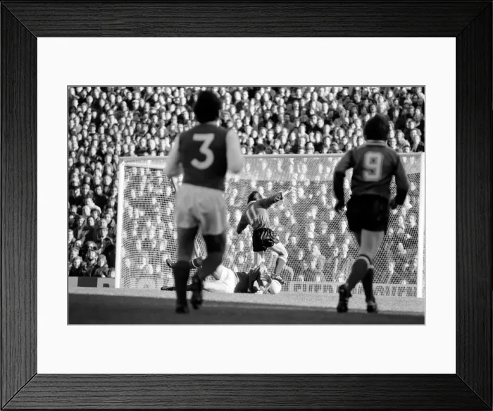Framed Print : Division 1 football. Arsenal 2 v. Sunderland 2. October 1980 LF04-44-115