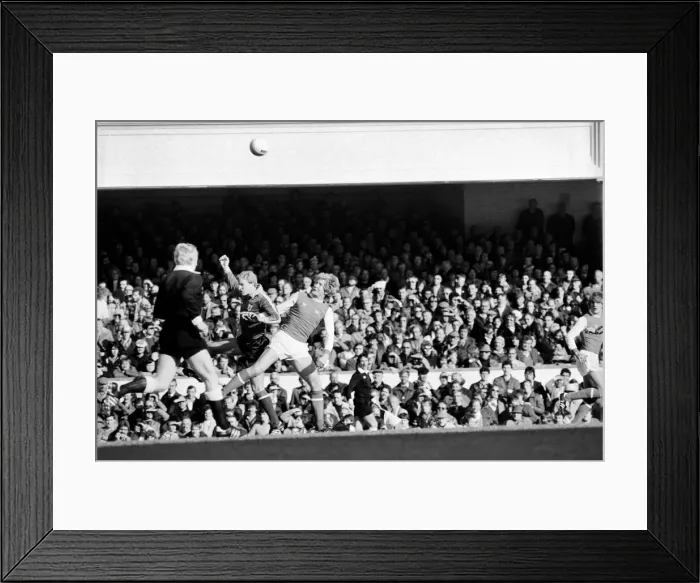 Framed Print : Division 1 football. Arsenal 2 v. Sunderland 2. October 1980 LF04-44-109 Framed Print : Division 1 football. Arsenal 2 v. Sunderland 2. October 1980 LF04-44-109