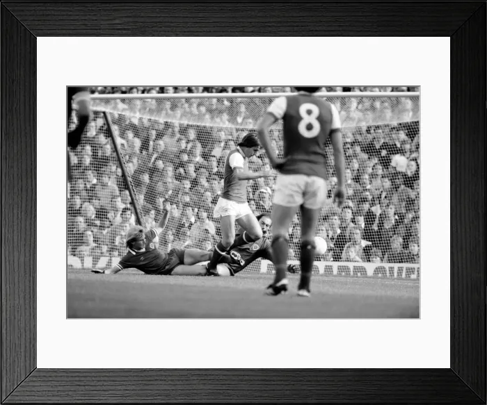 Framed Print : Division 1 football. Arsenal 1 v. Leicester 0. October 1980 LF04-38-048