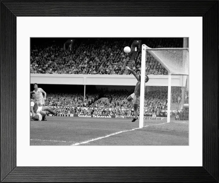 Framed Print : Division 1 football. Arsenal 1 v. Nottingham Forest 0. September 1980 LF04-37-067 Framed Print : Division 1 football. Arsenal 1 v. Nottingham Forest 0. September 1980 LF04-37-067
