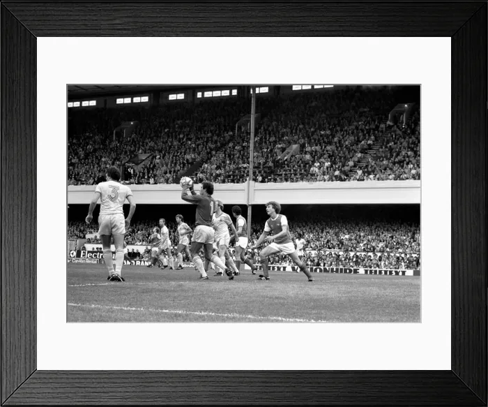 Framed Print : Division 1 football. Arsenal 1 v. Nottingham Forest 0. September 1980 LF04-37-069 Framed Print : Division 1 football. Arsenal 1 v. Nottingham Forest 0. September 1980 LF04-37-069