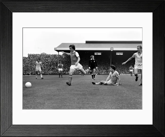 Framed Print : Division 1 football. Arsenal 1 v. Nottingham Forest 0. September 1980 LF04-37-058 Framed Print : Division 1 football. Arsenal 1 v. Nottingham Forest 0. September 1980 LF04-37-058