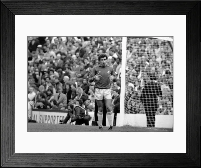 Framed Print : Division 1 football. Arsenal 1 v. Nottingham Forest 0. September 1980 LF04-37-007 Peter Framed Print : Division 1 football. Arsenal 1 v. Nottingham Forest 0. September 1980 LF04-37-007 Peter