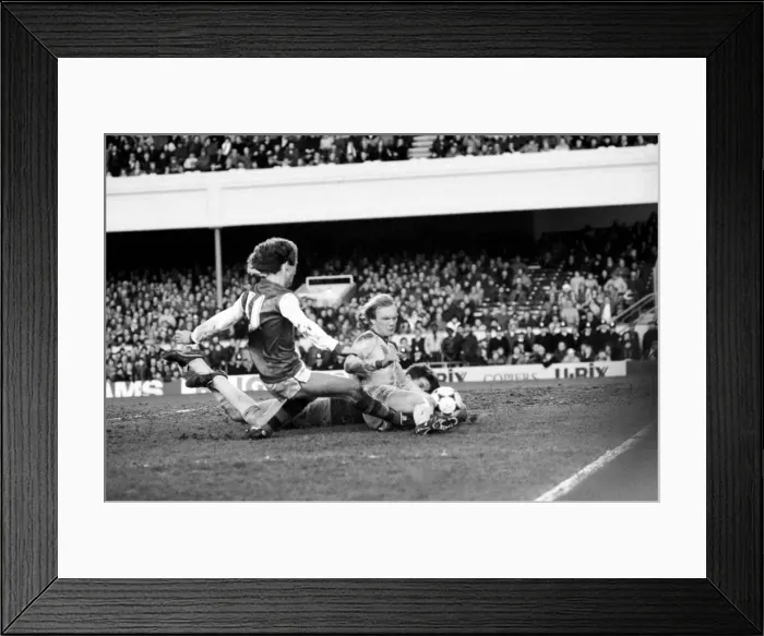 Framed Print : English FA Cup Fourth Round match at Highbury. Arsenal 1 v Leeds United 1