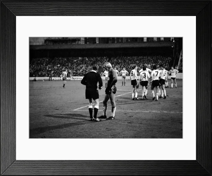 Framed Print : English League Division One match at Vicarage Road. Watford 0 v Manchester United 1 Framed Print : English League Division One match at Vicarage Road. Watford 0 v Manchester United 1