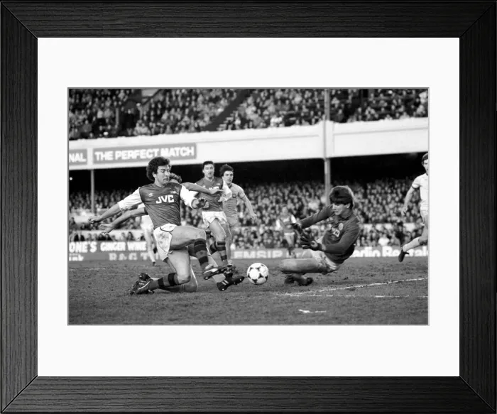 Framed Print : English FA Cup Fourth Round match at Highbury. Arsenal 1 v Leeds United 1 Framed Print : English FA Cup Fourth Round match at Highbury. Arsenal 1 v Leeds United 1