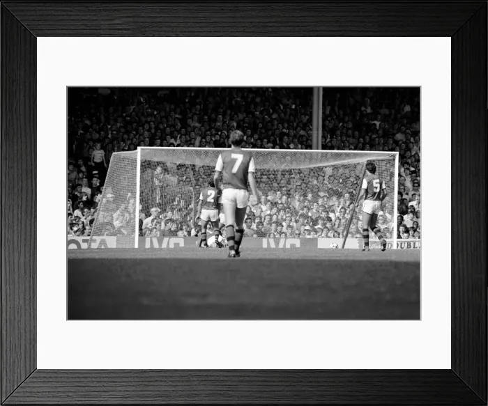 Framed Print : English League Division One match at Highbury. Arsenal 0 v Liverpool 2 Framed Print : English League Division One match at Highbury. Arsenal 0 v Liverpool 2