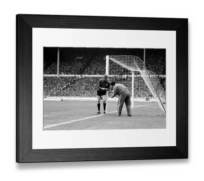 Framed Print : English FA Cup Final at Wembley Stadium. Tottenham Hotspur 1 v Queens Park Rangers 1