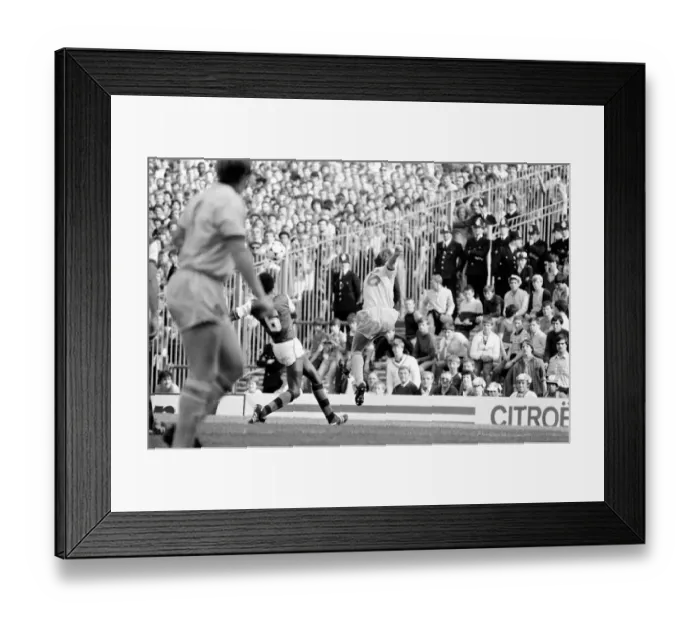 Framed Print : English League Division One match at Highbury. Arsenal 0 v Liverpool 2