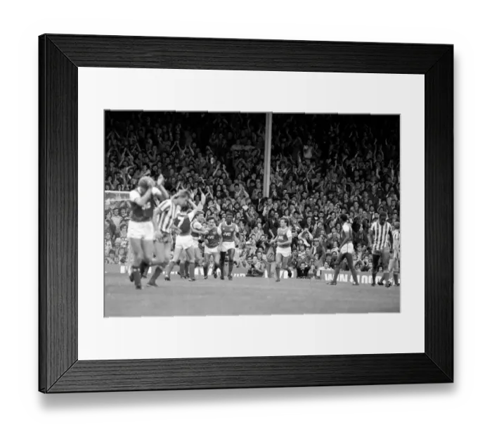 Framed Print : Division 1 football. Arsenal 1 v. Sheffield Wednesday 1. September 1985 LF15-15-094