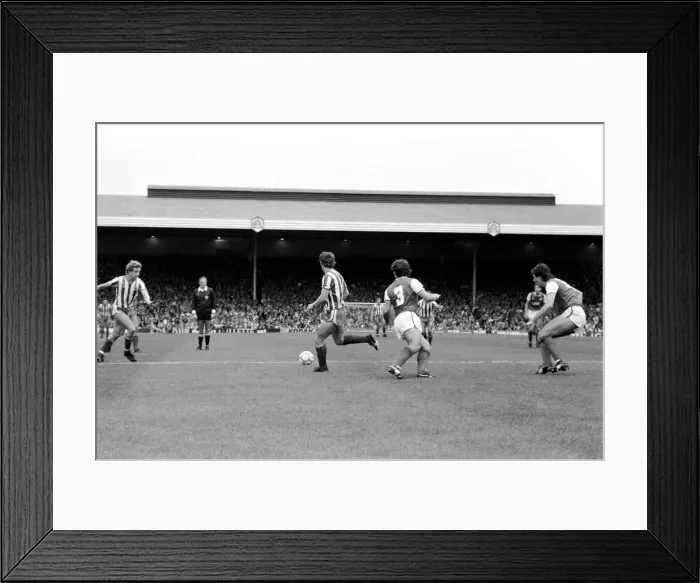 Framed Print : Division 1 football. Arsenal 1 v. Sheffield Wednesday 1. September 1985 LF15-15-091 Framed Print : Division 1 football. Arsenal 1 v. Sheffield Wednesday 1. September 1985 LF15-15-091