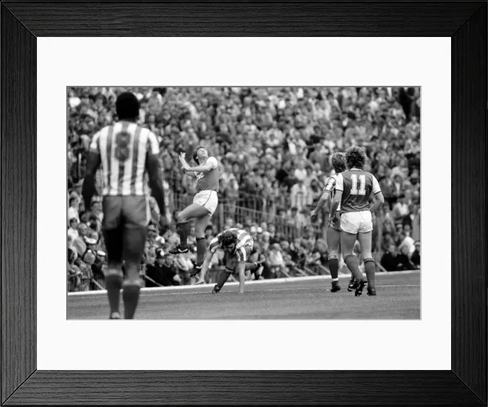 Framed Print : Division 1 football. Arsenal 1 v. Sheffield Wednesday 1. September 1985 LF15-15-051 Framed Print : Division 1 football. Arsenal 1 v. Sheffield Wednesday 1. September 1985 LF15-15-051