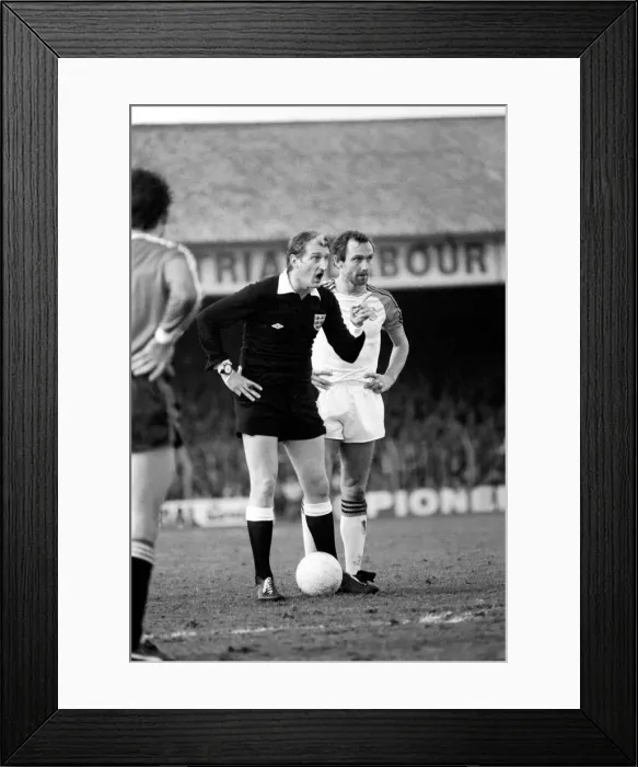 Framed Print : English F. A Cup Football. Luton 0 v. Manchester United 2 January 1983 LF12-42-037 Framed Print : English F. A Cup Football. Luton 0 v. Manchester United 2 January 1983 LF12-42-037