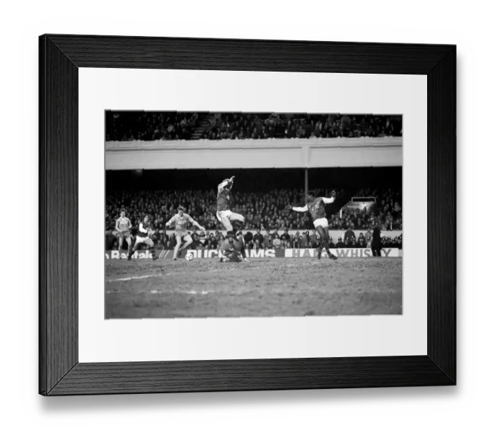 Framed Print : English League Division One match at Highbury. Arsenal 3 v Stoke City 0