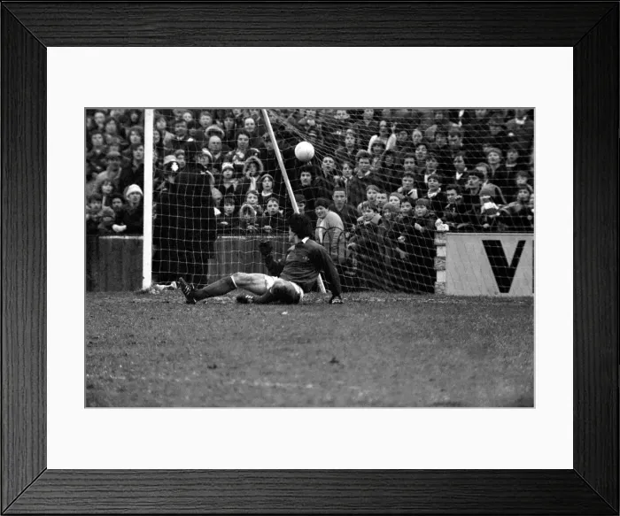 Framed Print : Fulham 1 v. Chelsea 2. Division 2 football. March 1980 LF02-01-051