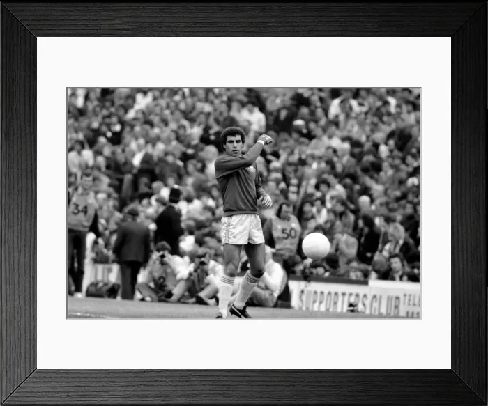 Framed Print : Division 1 football. Arsenal 1 v. Nottingham Forest 0. September 1980 LF04-37-036 Framed Print : Division 1 football. Arsenal 1 v. Nottingham Forest 0. September 1980 LF04-37-036