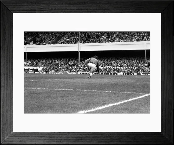Framed Print : Division 1 football. Arsenal 1 v. Nottingham Forest 0. September 1980 LF04-37-043 Framed Print : Division 1 football. Arsenal 1 v. Nottingham Forest 0. September 1980 LF04-37-043