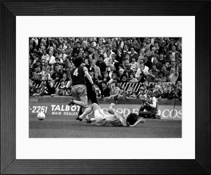 Framed Print : English Division 1. Crystal Palace 0 v. Aston Villa 1. September 1980 LF04-34-134 Framed Print : English Division 1. Crystal Palace 0 v. Aston Villa 1. September 1980 LF04-34-134