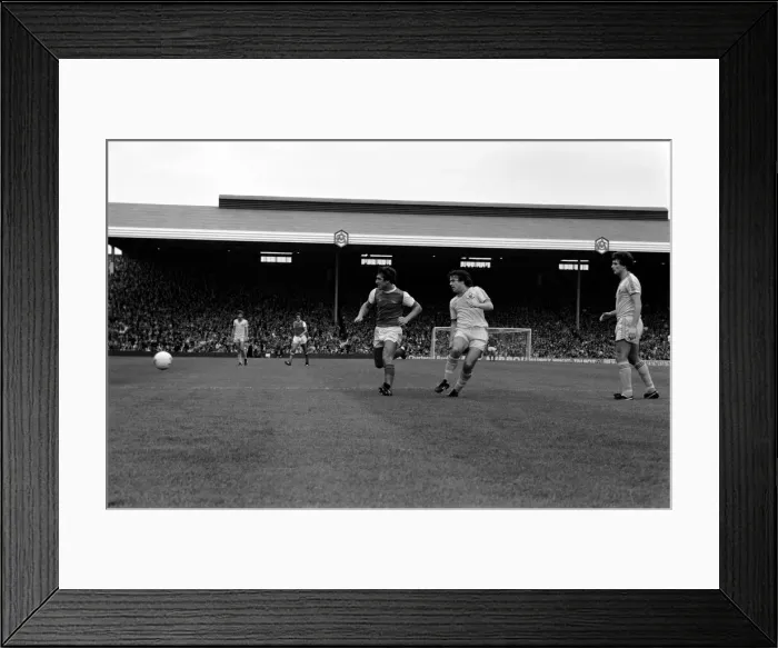 Framed Print : Division 1 football. Arsenal 1 v. Nottingham Forest 0. September 1980 LF04-37-041 Framed Print : Division 1 football. Arsenal 1 v. Nottingham Forest 0. September 1980 LF04-37-041