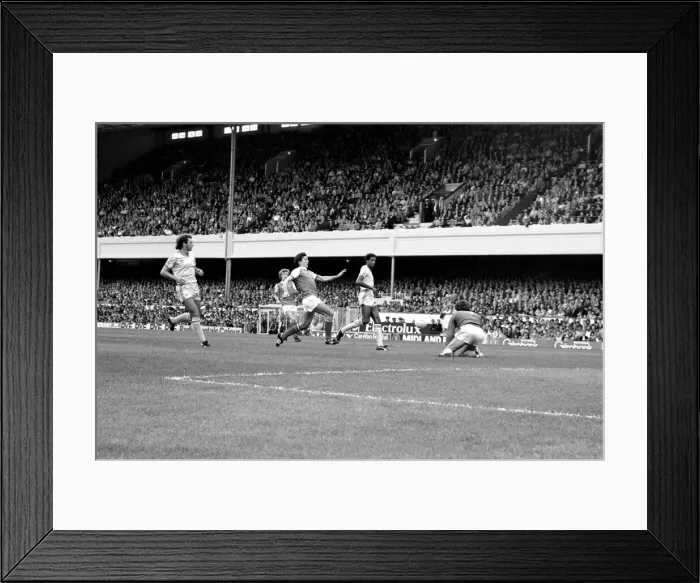 Framed Print : Division 1 football. Arsenal 1 v. Nottingham Forest 0. September 1980 LF04-37-051 Framed Print : Division 1 football. Arsenal 1 v. Nottingham Forest 0. September 1980 LF04-37-051