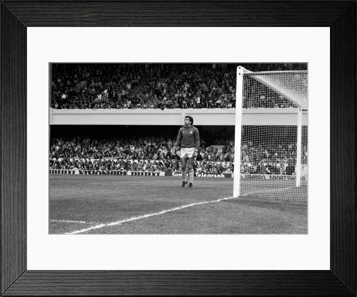 Framed Print : Division 1 football. Arsenal 1 v. Nottingham Forest 0. September 1980 LF04-37-021 Framed Print : Division 1 football. Arsenal 1 v. Nottingham Forest 0. September 1980 LF04-37-021