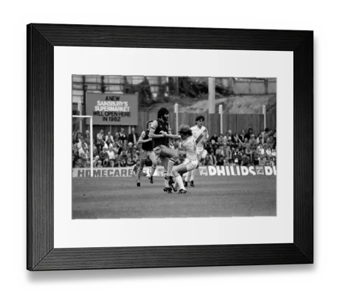 Framed Print : English Division 1. Crystal Palace 0 v. Aston Villa 1. September 1980 LF04-34-097